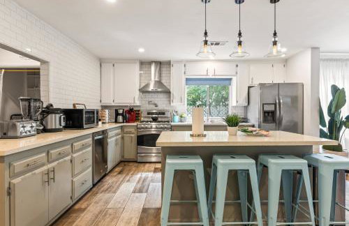 Los Angeles charming big house, king bed, parking, EV - Photo 47