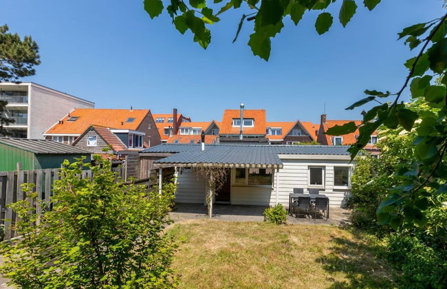 Cozy Holiday Home 3 Minutes From the Beach! - Photo 18