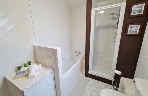 Large 3 Bed Flat, Free Parking-by Holiday Homes - Foto 7