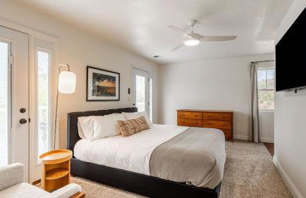 Stunning Escape • Hot Tub Panoramic View Prime Location Hilltop by AvantStay - Photo 18