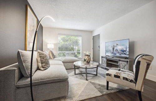 Special 2BR Galleria Condo Pool View Private Entrance - Foto 18