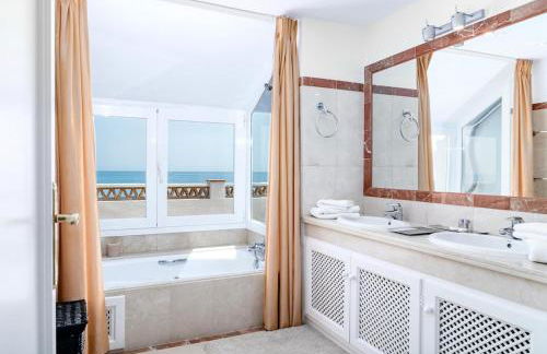 LAP- 3 bed apartment on the beach. Families only - Photo 33