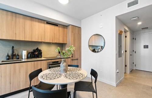 Downtown Condo with Den and Pool Access - Foto 12