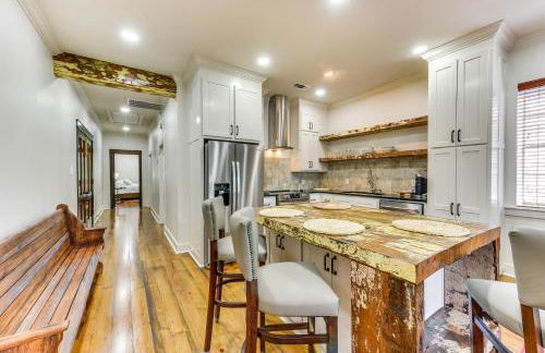 Charming Louisiana Getaway with Furnished Balcony! - Foto 7