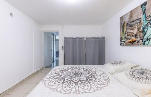 LB Vacation Rentals I Quiet Large 3-Bedroom Apartment with Terrace, Garden & Incredible Mountain View - Foto 28