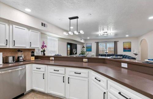 Bring the Crew! 4BR Luxe Pad, Backyard Magic & City at Your Door - Foto 12