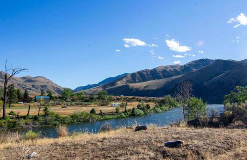 Stunning Salmon Riverfront Cabin - Foto 40