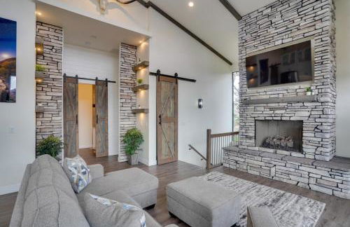 Chic Utah Getaway with Fireplace, Sauna and 2 Decks! - Photo 5