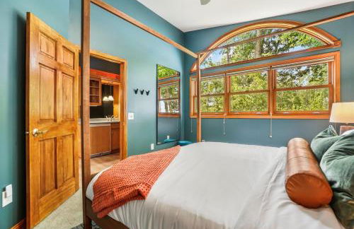 6BR Houghton Lake House with Indoor Pool, Hot Tub and Golf Simulator - Photo 74