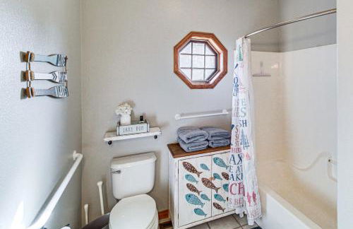 Deck with Lake Mac View! Spacious Family Retreat - Foto 17