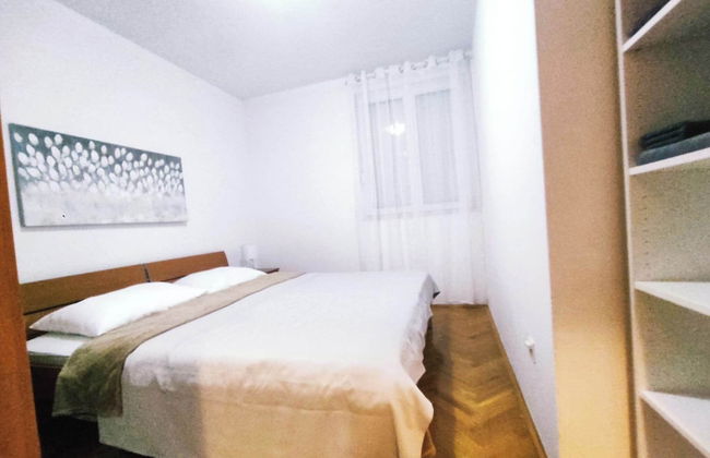 Immaculate Apartment in Center City With Parking - Photo 2