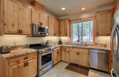 Rivercrest Lodge with Hot Tub-Pool Table-Firepit - Foto 26