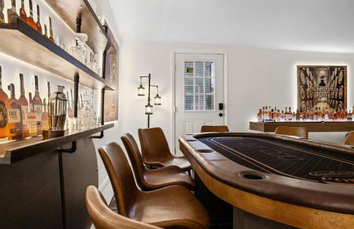 Bourbon-themed home w arcade & hot tub for groups - Foto 13