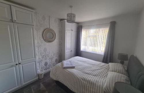 L & J Escapes - 8 Bedrooms suitable for Contractors and Families- Private parking available for 6 vehicles - Foto 50