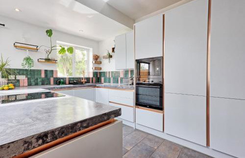 Spacious 4-Bedroom Home Near Station Seafront - Pass the Keys - Foto 18