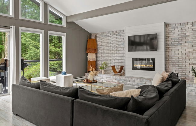 The Evergreen Escape by Avantstay Modern Cabin w Volleyball Court Hot Tub - Foto 1