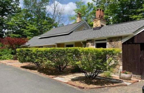 Luxurious Riverfront Cottage with a Hot Tub and a Fireplace near the Twin Lakes, Connecticut - Foto 57