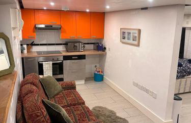 Studio Retreat with Small Garden and Own Entrance - Foto 2