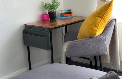 Modern four bedroom semi-detached house with off street parking 8 min drive to Wembley stadium, 5 miles to Central London - Foto 13