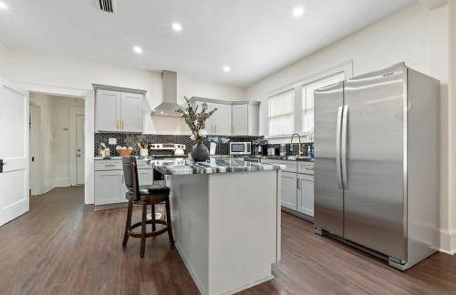 Modern Gem 2 Homes Rental Sleeps 10 - Foto 8