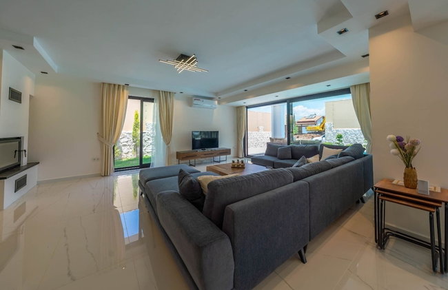 Luxury 4-bed Villa With Private Pool and Jacuzzi - Photo 18