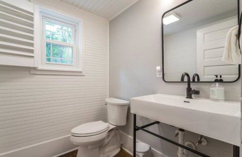 Relax in an upscale, renovated gem - Foto 30