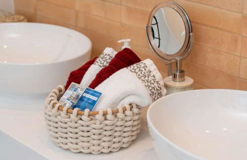 Charming Villa with Pool & Scenic Garden - Foto 41