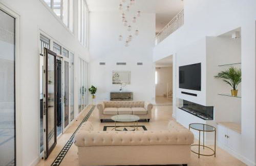 Dream beach-side villa with sea views & close to golf - Photo 1