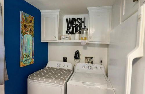 White Picket Fence - EV Charger! - Foto 24