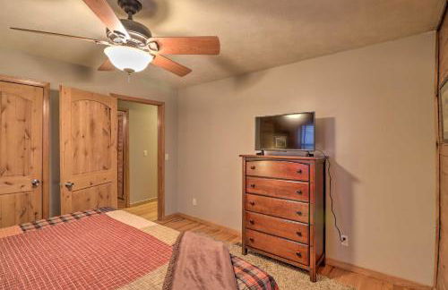 Charming Cabin with Hot Tub, Fire Pit and Views! - Foto 25