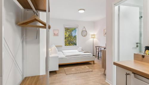 Vorstadtoase für 2 - Netflix, Parkplatz, Nähe BER, Queensize-Bett - Foto 3, wardrobe