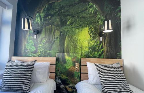 The Alice Apartment - by Coastline Retreats - Balcony Apartment - Alice in Wonderland Themed Secret Room - Luxury Copper Bath in Master Bedroom - Foto 12