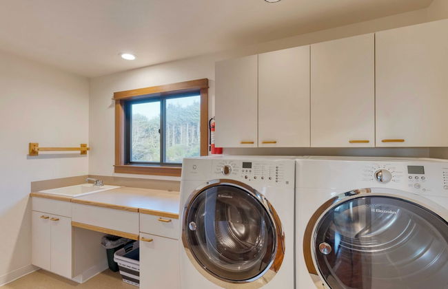 Half Block to Beach w/ Oceanview, Patio + Balcony The Shore Pine by Avantstay - Foto 28