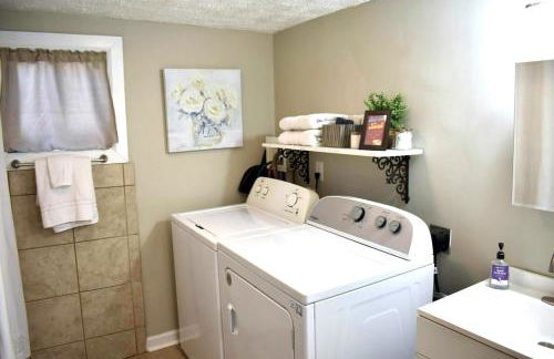 Soak n Stroll 2 State St Casino Firepit Dogs OK - Foto 27