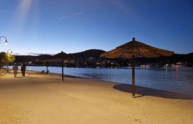 Coastal Apartment - Sleeps 6, Balcony & Parking - Foto 42