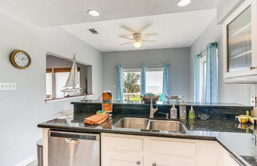 Walk to Beach Home with 2 Decks in Galveston! - Foto 13