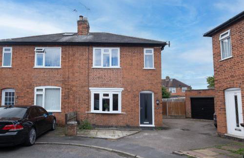 Stunning Home Ideal for comfort by Our Home Short Stays Free parking fast Wi-Fi and plenty of shops and eating options close by - Foto 16