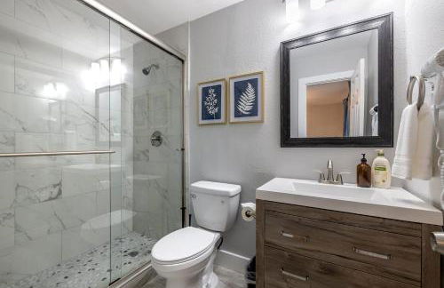 Light-filled retreat w hot tub & firepit - Foto 37