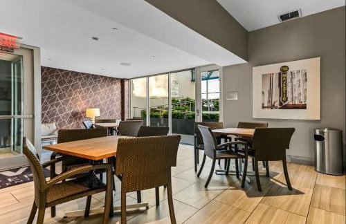 Luxury 17th Floor Downtown Dallas High-Rise with Free Parking, City Views, Pool & Gym - Foto 24