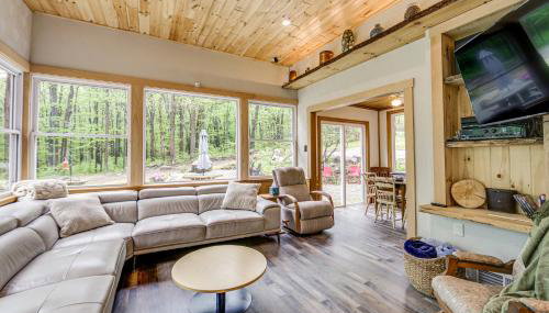 10 Mi to Mtn Resort Normalville Cabin with Balcony! - Foto 5