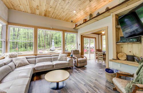 10 Mi to Mtn Resort Normalville Cabin with Balcony! - Foto 5