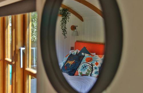 FLORA Luxury Retreat, Private Garden, Views & Hot Tub - Photo 15