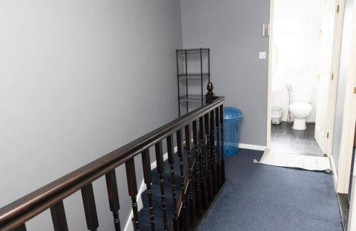 3 bed home sleeps 8 people located 1 min from train stop - Otley Terrace - Photo 22