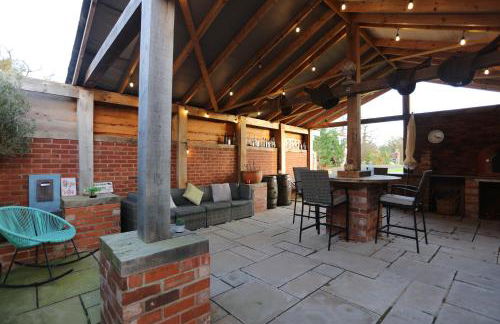 Rushmoor Retreat, Cosy with Outdoor Pizza Oven - Photo 39