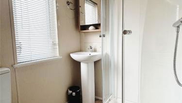 2 Lakeside, Luxury lodge with private garden & parking - Foto 3, Shower