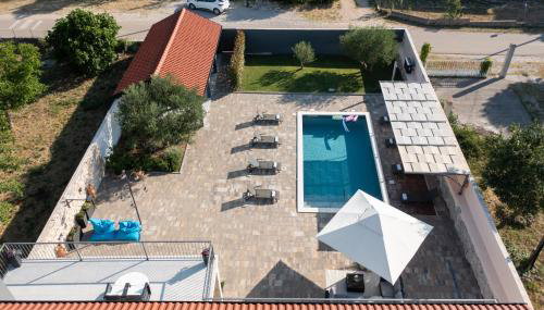 Villa Pietra- Modern rustic poolside oasis - Foto 2