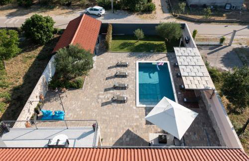 Villa Pietra- Modern rustic poolside oasis - Photo 2