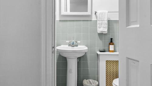 7BR Historic Estate Private Yard Near DC and Old Town - Vassar - Foto 5