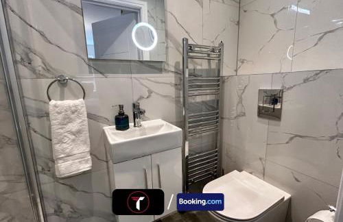 Spacious 4 Bedroom By Tara Stays Short Lets & Serviced Accommodation Aldershot With Free WiFi & Garden - Foto 19