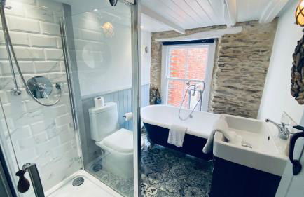 SPINDRIFT is A Beautiful Newly Refurbished THREE BEDROOM Private Family House located on the OLD HARBOUR and the COASTAL PATH in the Heart of Beautiful POLPERRO - Foto 13
